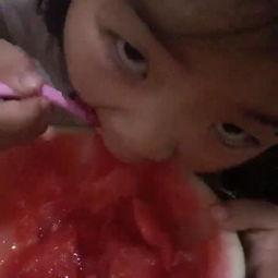 6个月婴儿吃瓜视频,6个月宝宝快乐探索新食光