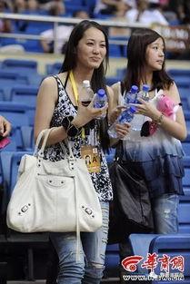 结婚吃瓜的新娘视频,新娘结婚吃瓜视频走红网络