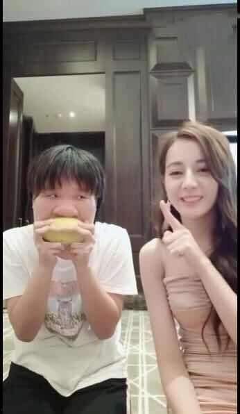 女人吃瓜搞笑视频大全,笑料横生！女人吃瓜搞笑视频大盘点