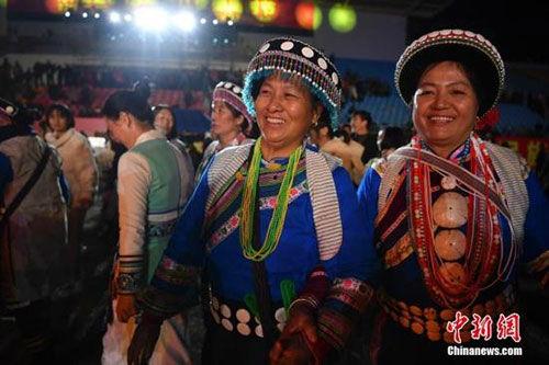 傈僳族小哥吃瓜视频,趣味横生，展现民族风情